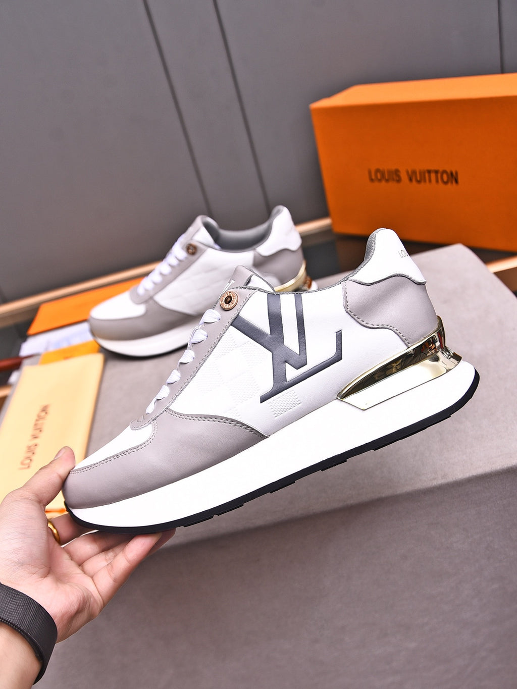 V latest luxury new rubber-soled sneakers 0724042401