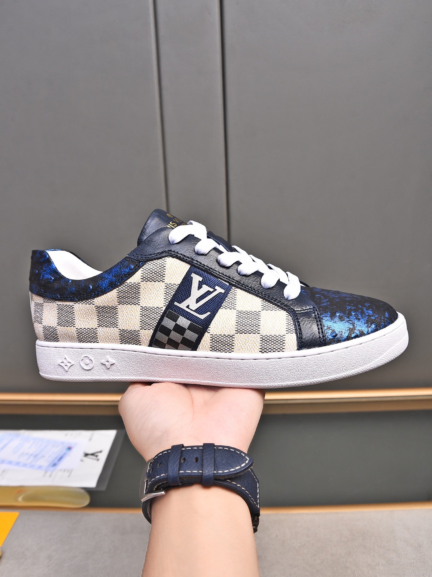 V Fashionable plaid print sneakers 0724101401
