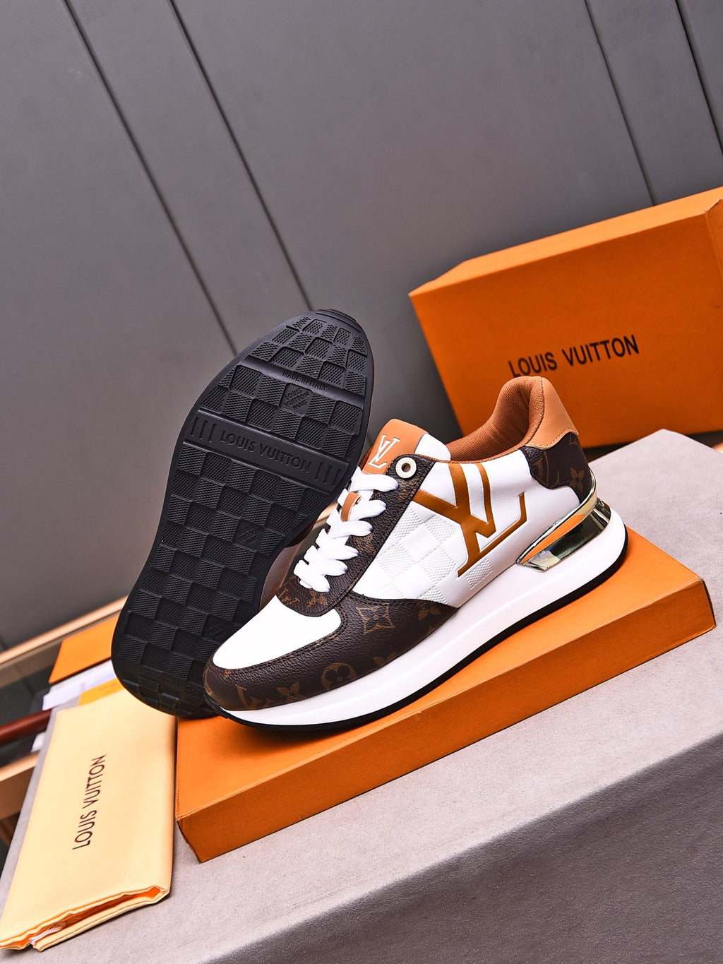 V latest luxury new rubber-soled sneakers 0724042401