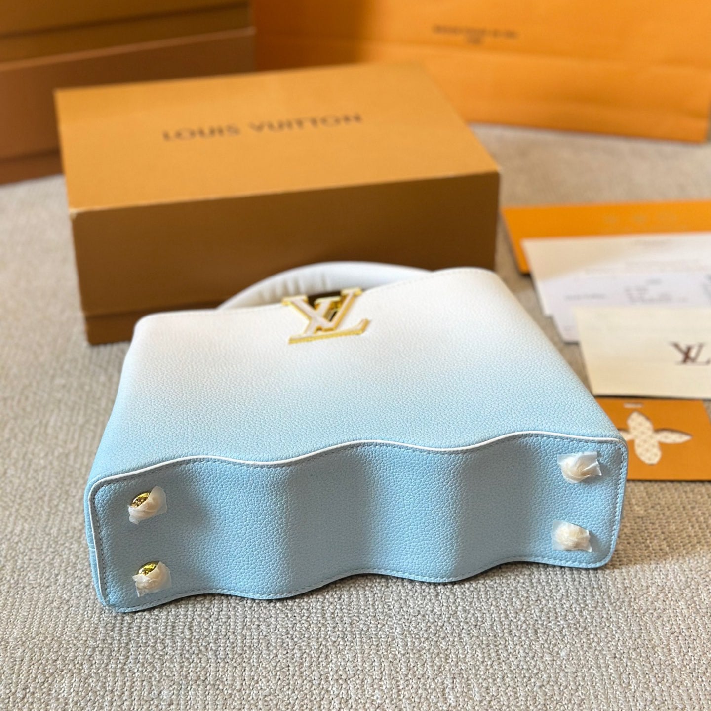 V-Capucines Shell Tote Bag 0724061308