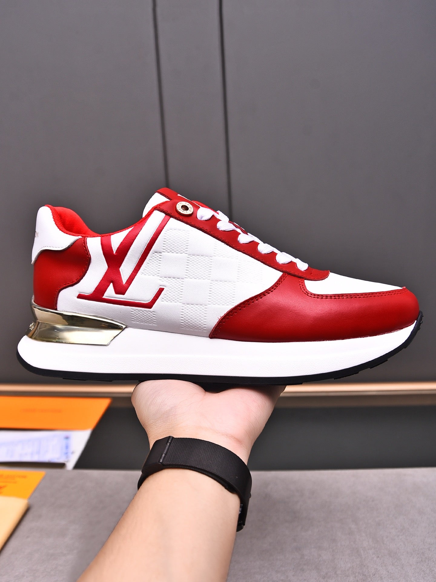 V latest luxury new rubber-soled sneakers 0724042401