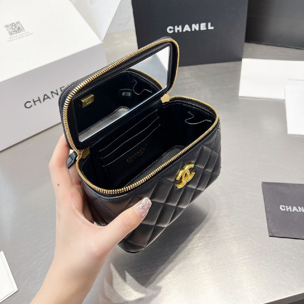 Vanity Case With Chain