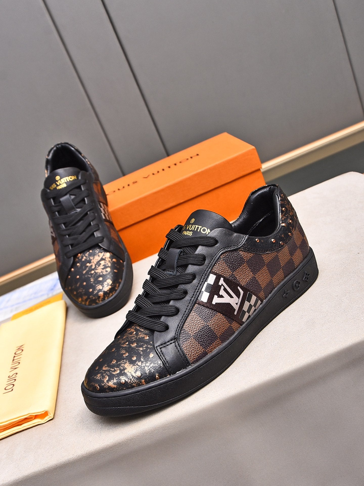 V Fashionable plaid print sneakers 0724101401
