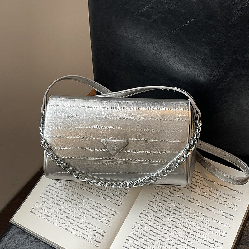 Simple yet luxurious messenger bag 2025073105