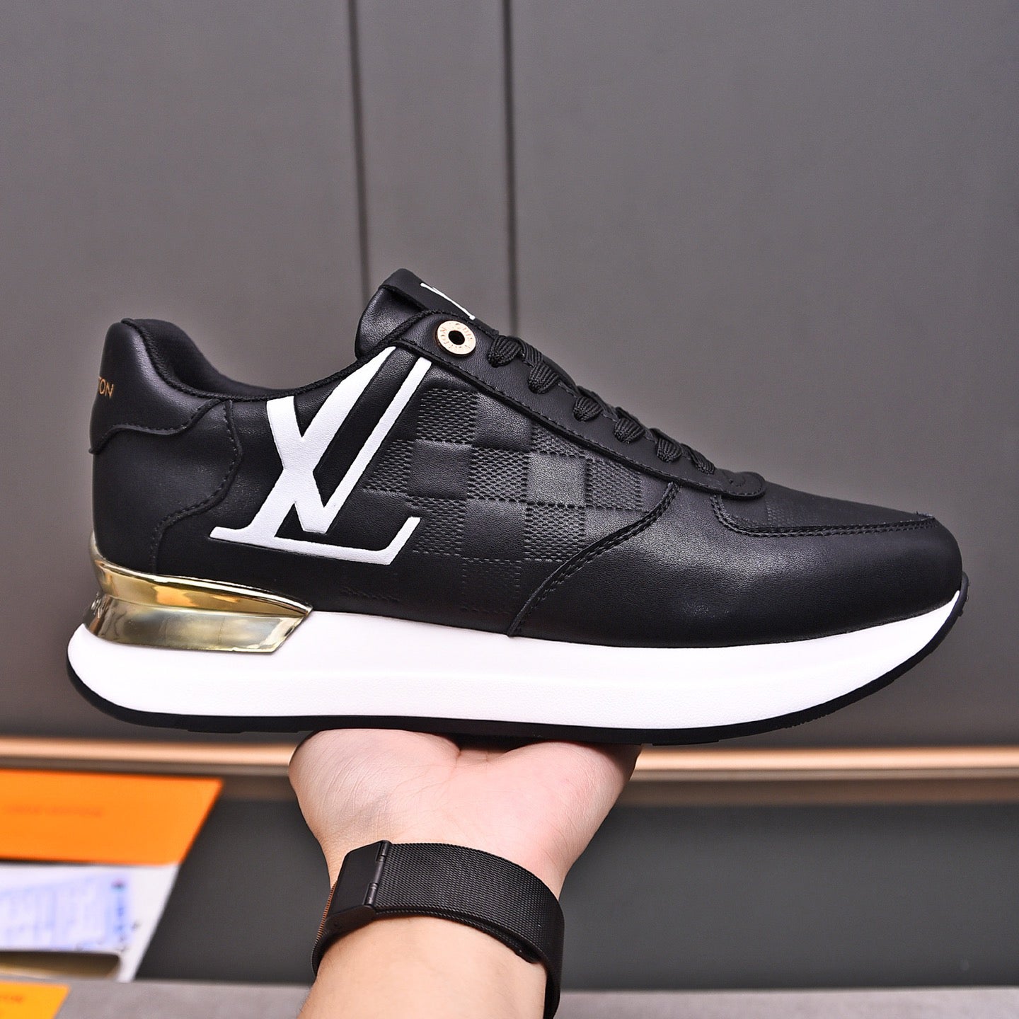 V latest luxury new rubber-soled sneakers 0724042401