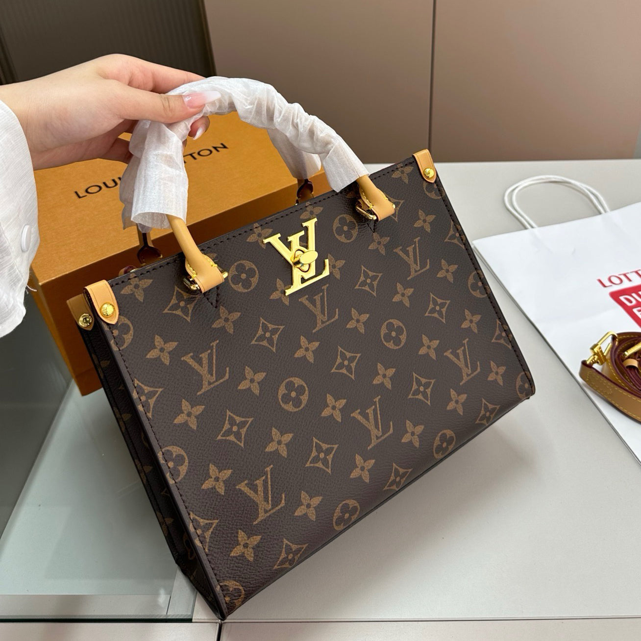 V fashion print LOCK & GO handbag 0724061305