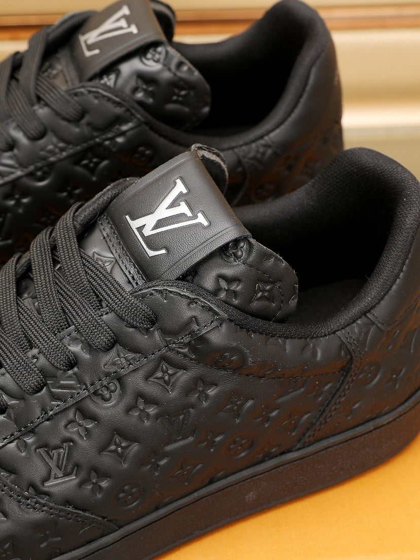 24 New Luxury V Sneakers 0424083005