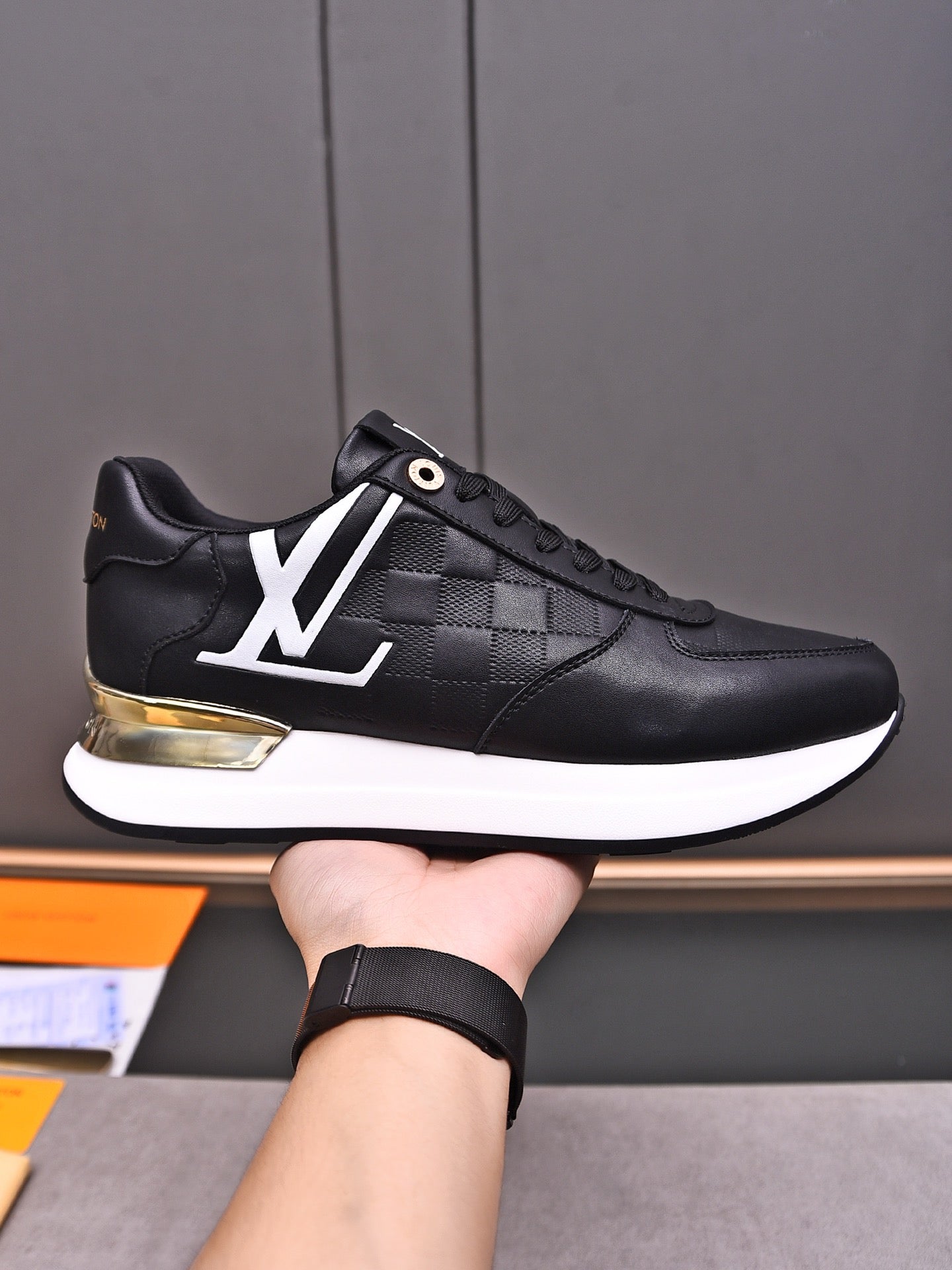 V latest luxury new rubber-soled sneakers 0724042401