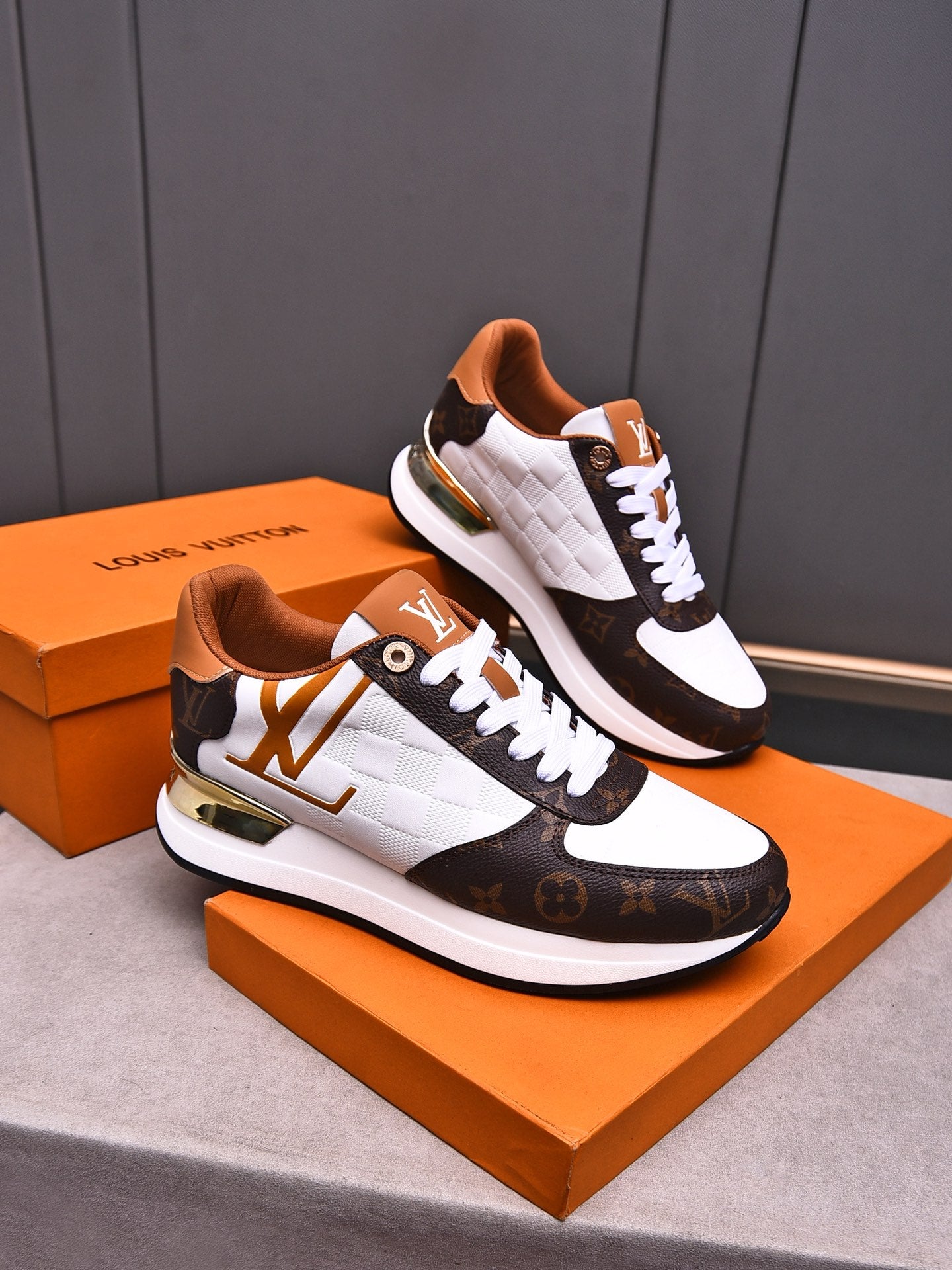V latest luxury new rubber-soled sneakers 0724042401