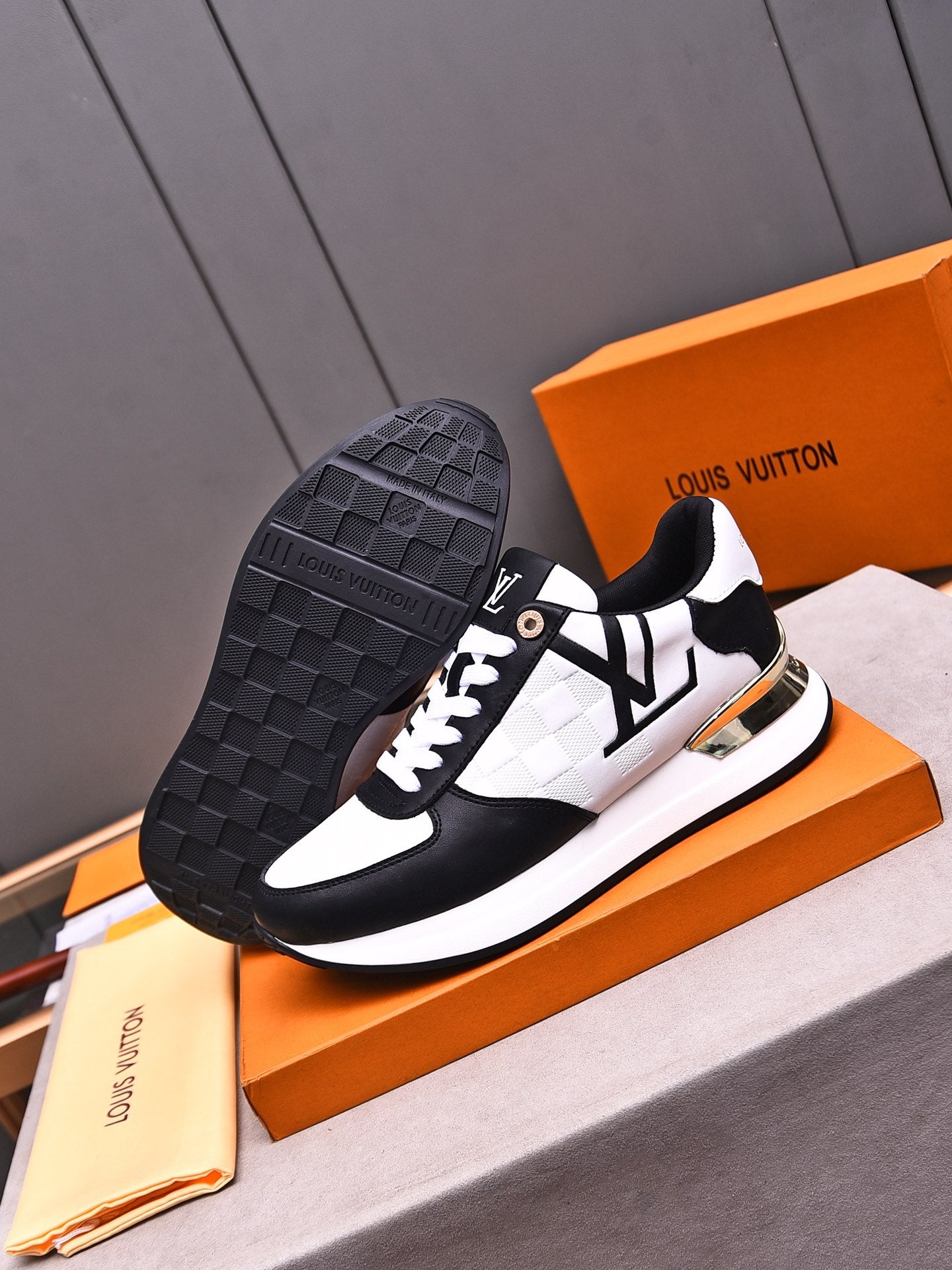 V latest luxury new rubber-soled sneakers 0724042401