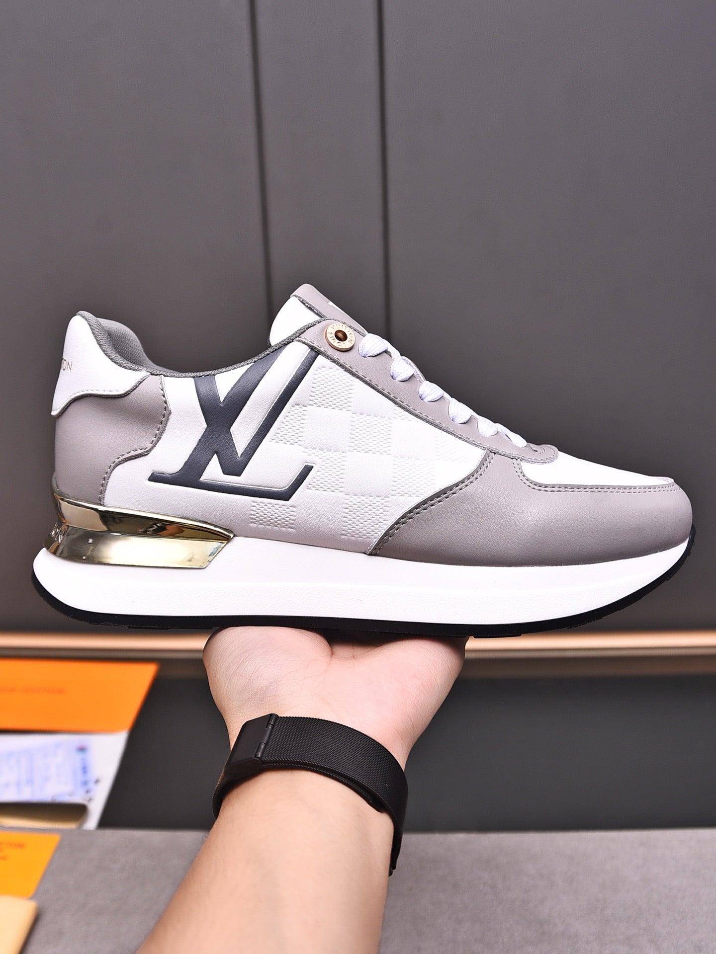 V latest luxury new rubber-soled sneakers 0724042401