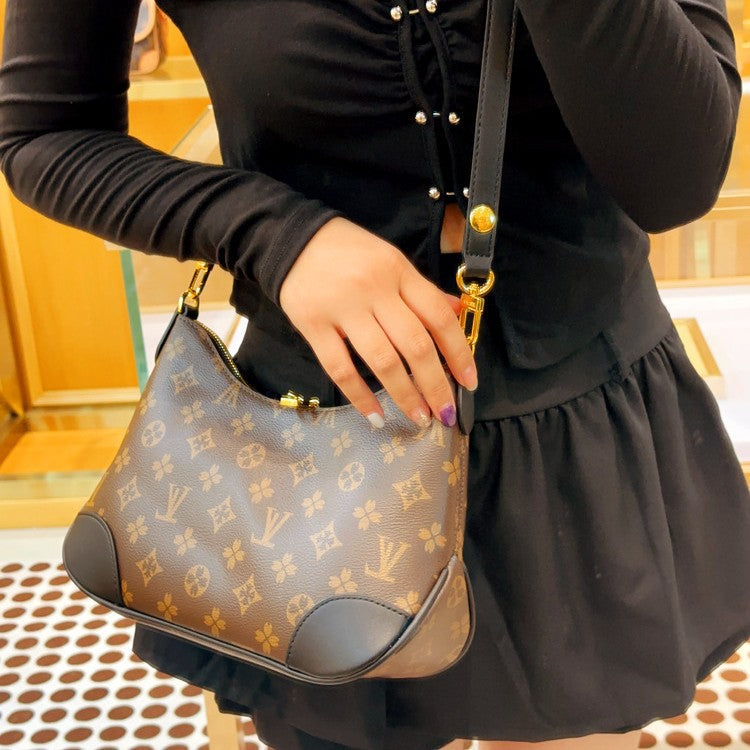 New style fashionable pillow bag 2025080822