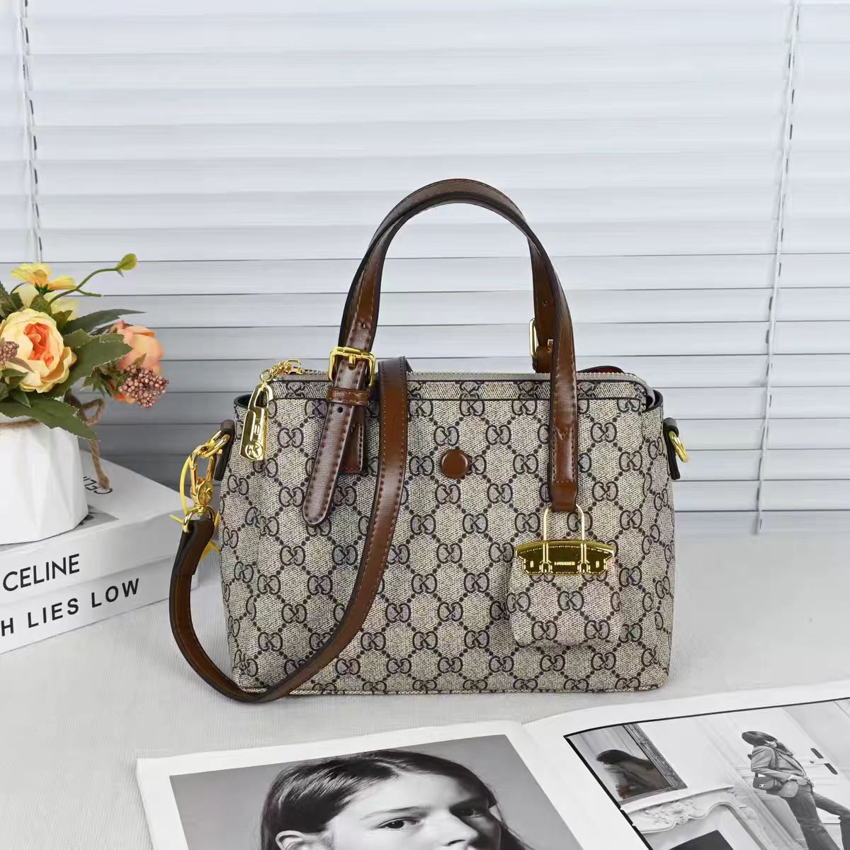 A vintage leather single-shoulder small square bag 2025080816