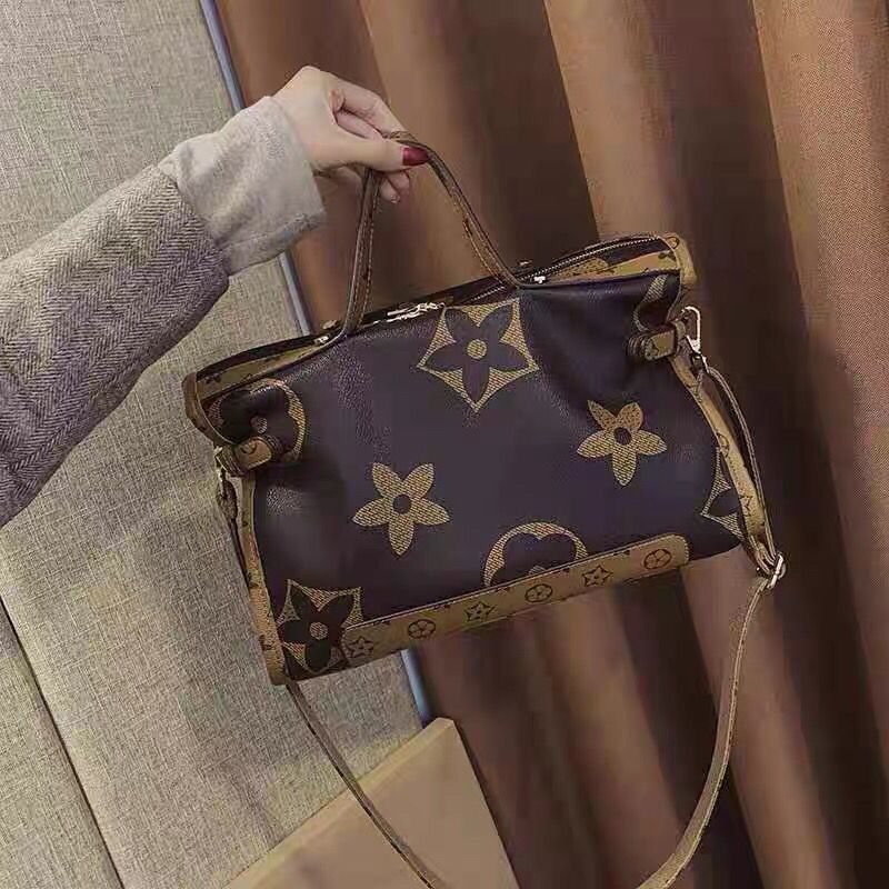 Carrying a large-capacity crossbody bag 2025080802