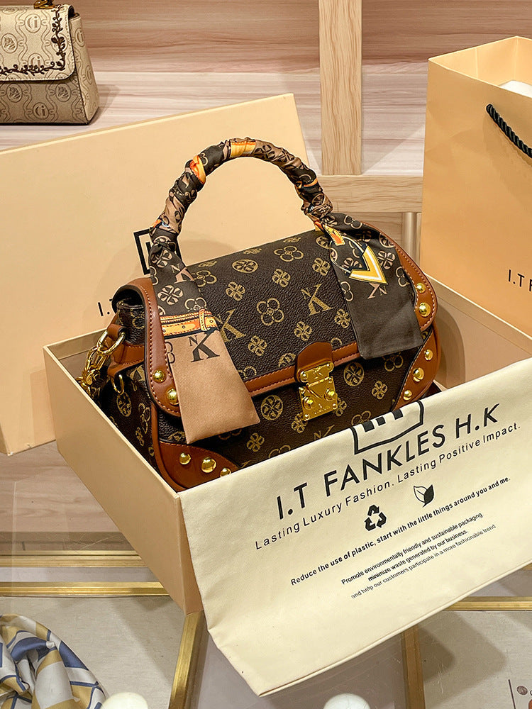 A vintage leather single-shoulder small square bag 2025080816