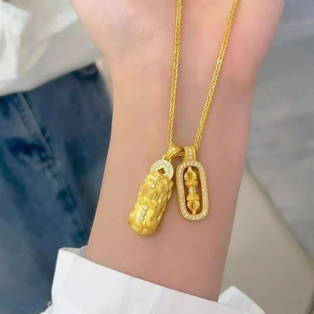 A light luxury style collarbone chain  2025081306