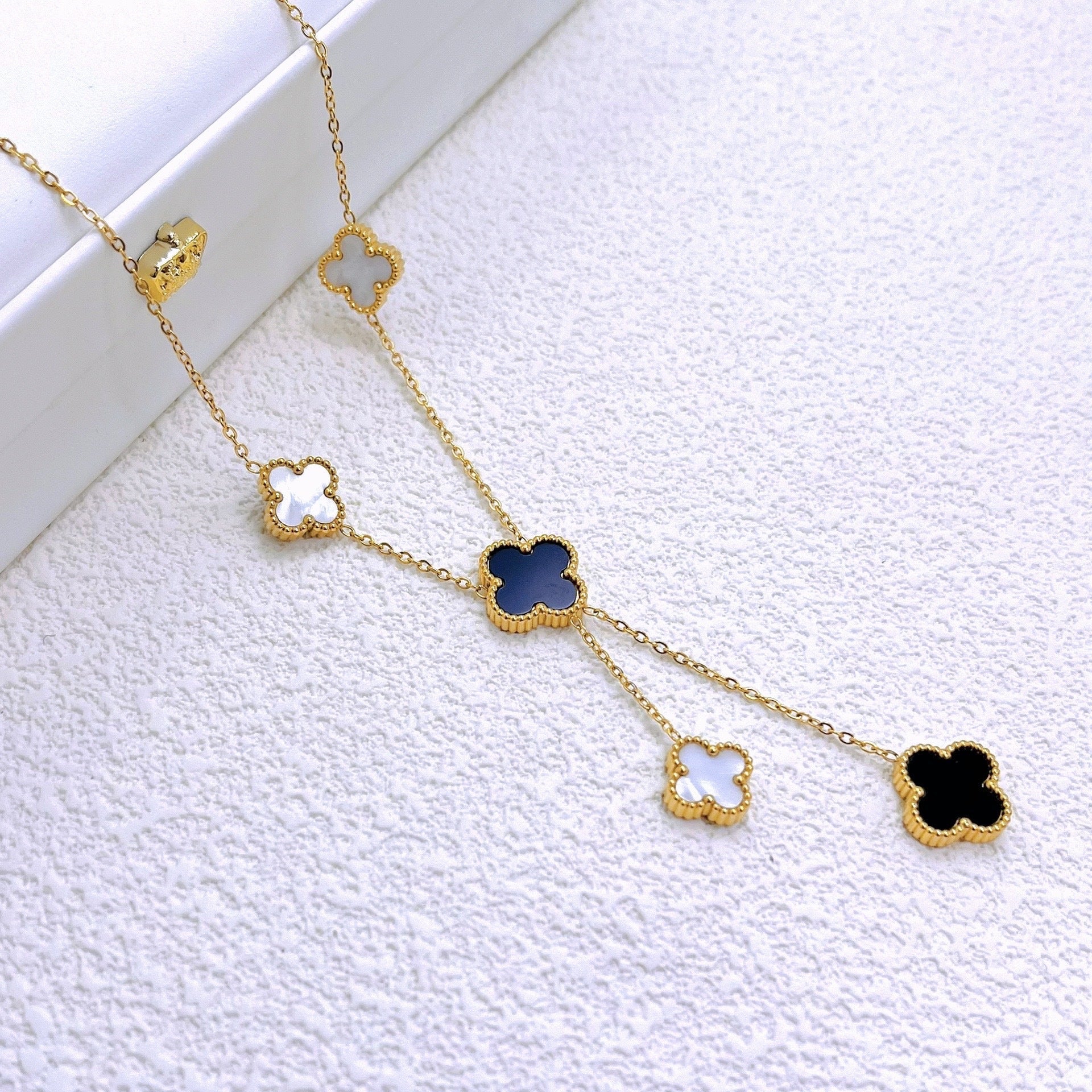 Black and white four-leaf collarbone chain 2025081206