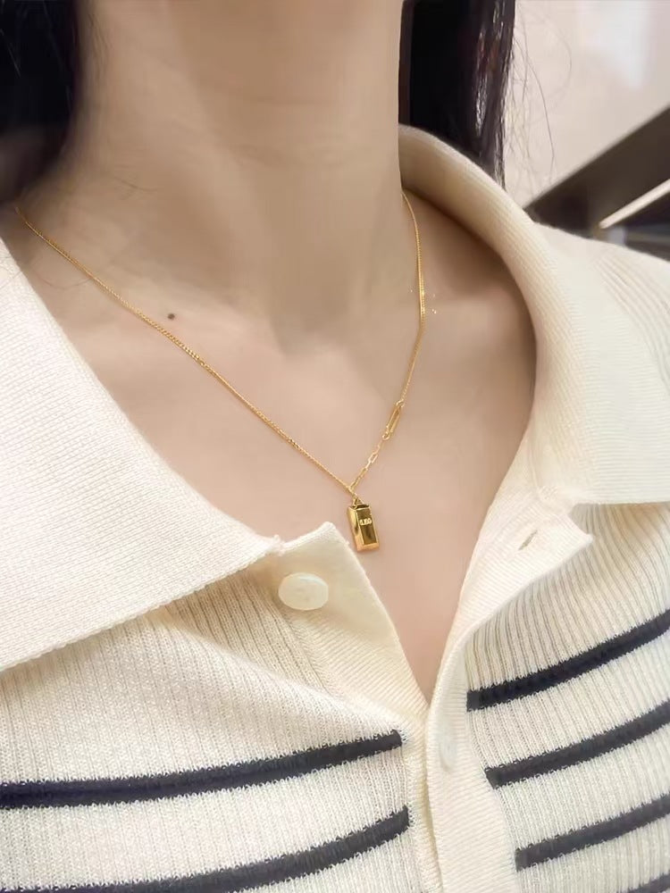 A light luxury style small square brick necklace 2025081102