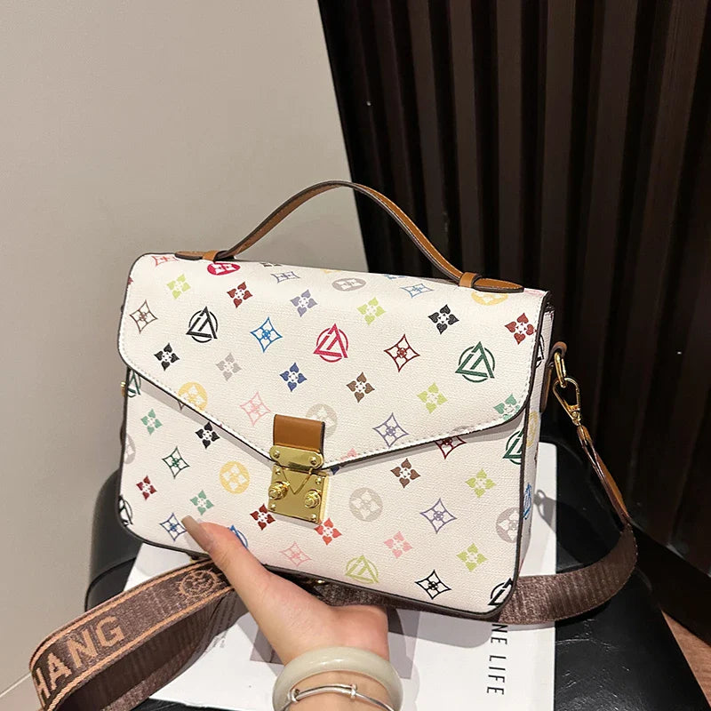 Fashionable minimalist shopping bags 2025073118