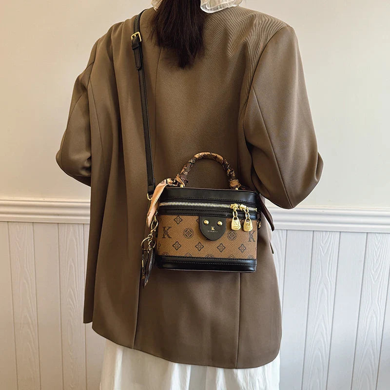 A light luxury leather handbag 2025073103