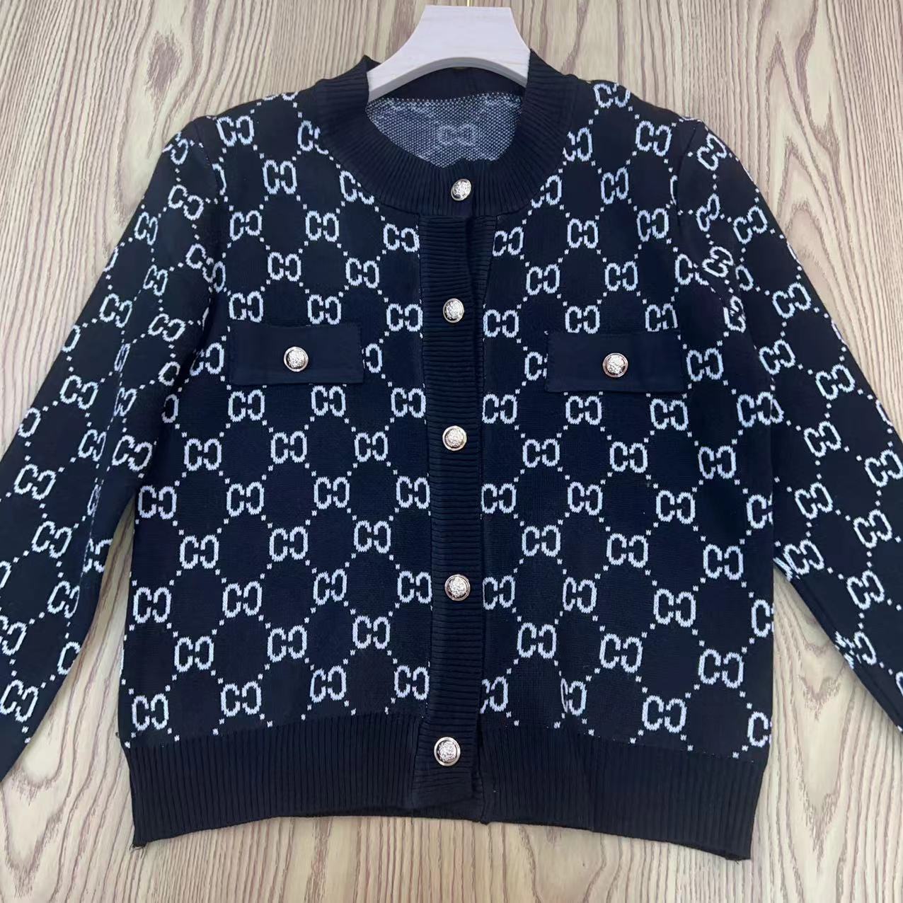 Stylish and versatile cropped letter knit cardigan 1025090301