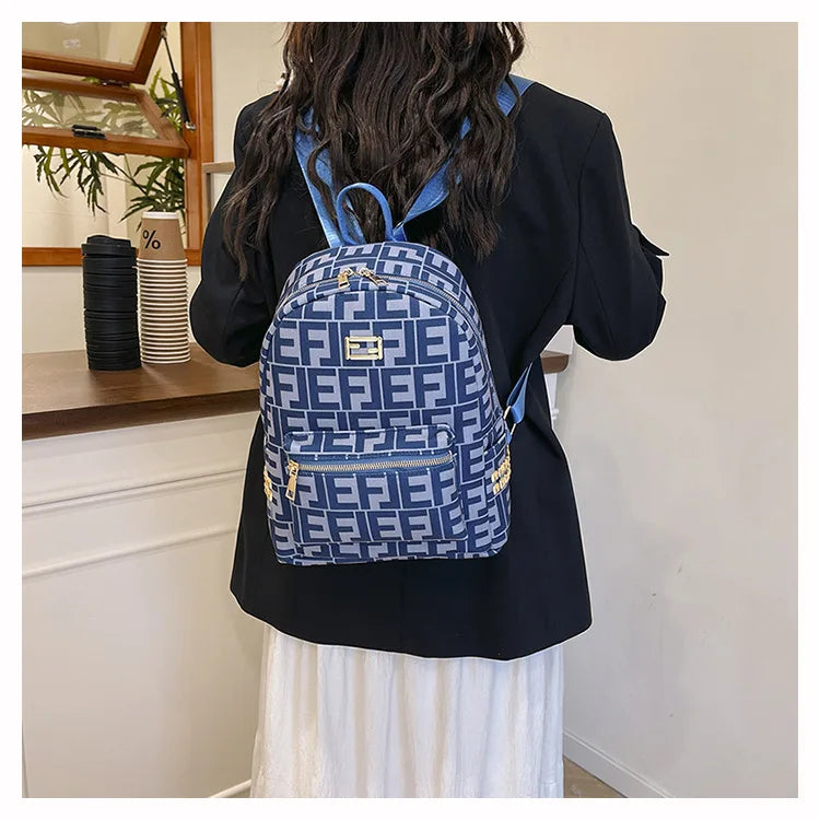 A fashionable double-zipper laptop bag 2025073124