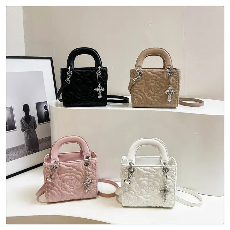 A fashionable handbag for ladies 2025072909