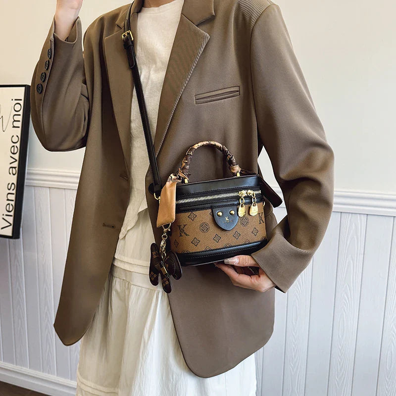 A light luxury leather handbag 2025073103